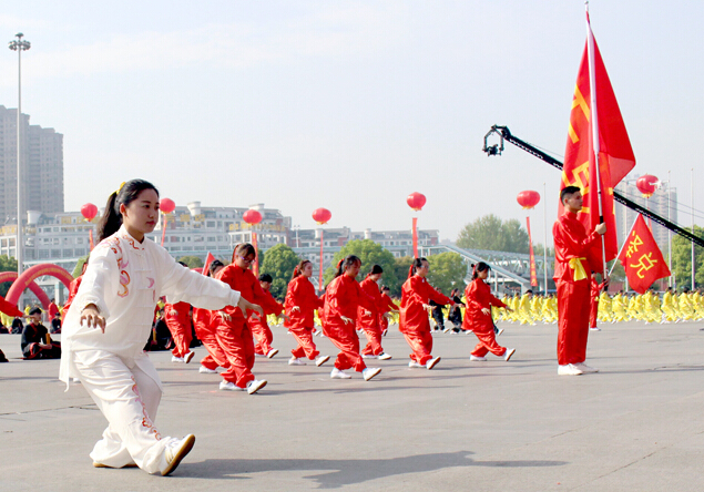 第八屆世界養(yǎng)生大會召開，學(xué)生及愛好者表演“千人五禽戲”