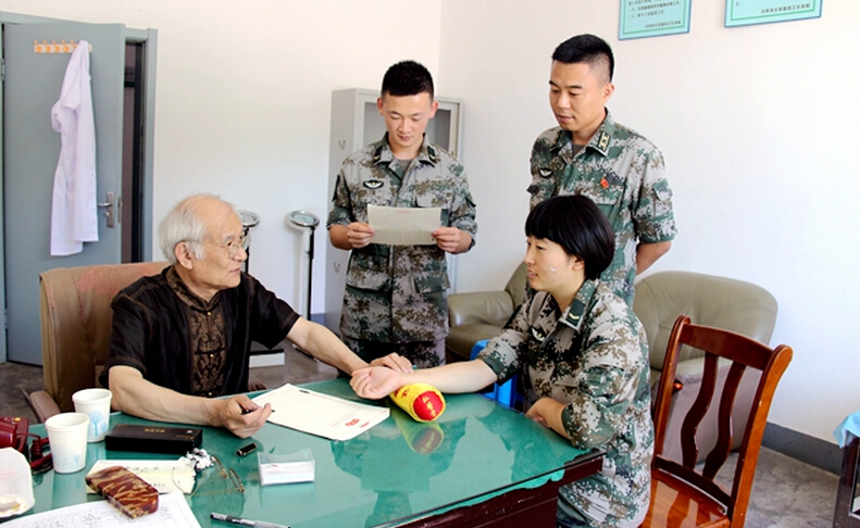 弘醫(yī)堂醫(yī)療集團(tuán)組織中醫(yī)專家赴雷鋒生前所在團(tuán)開展義診